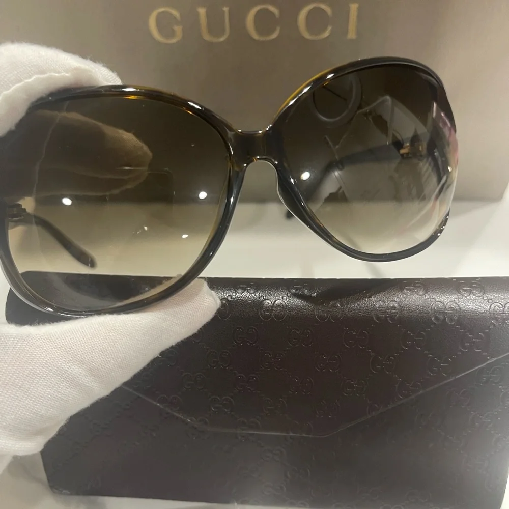 Gucci sunglass with case
